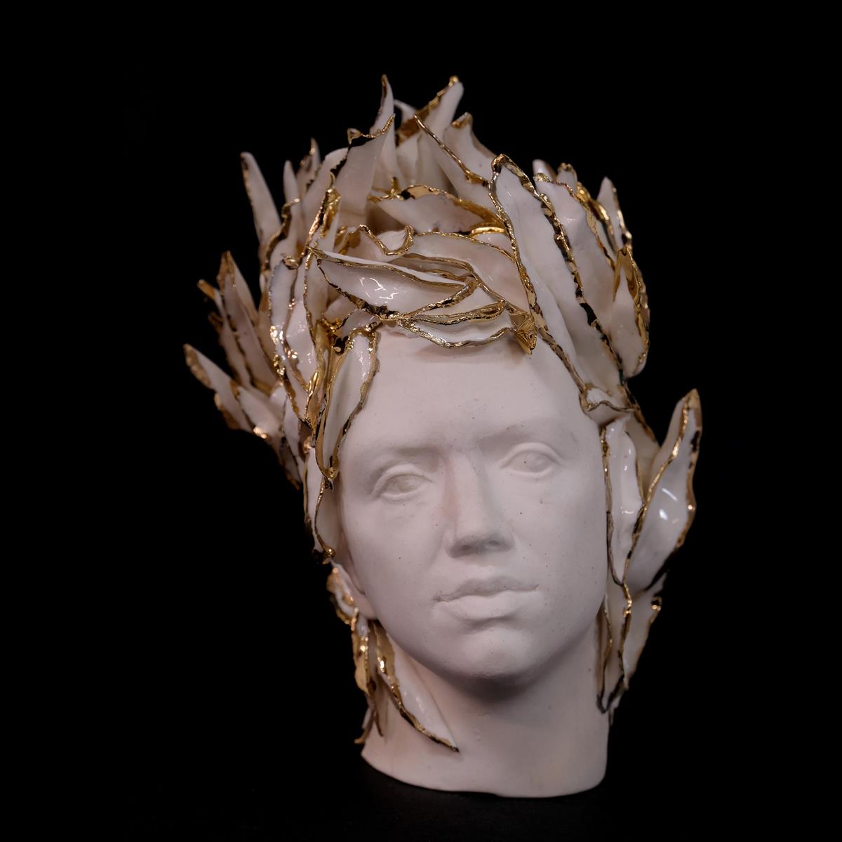 Kako sam prolistala, 2022., porculan, glazura, zlato, 12x11x14cm