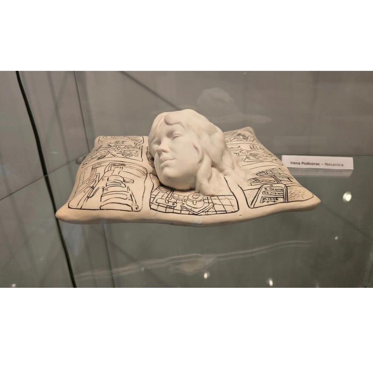 Nesanica, 9x21x18cm, 2022., porculan