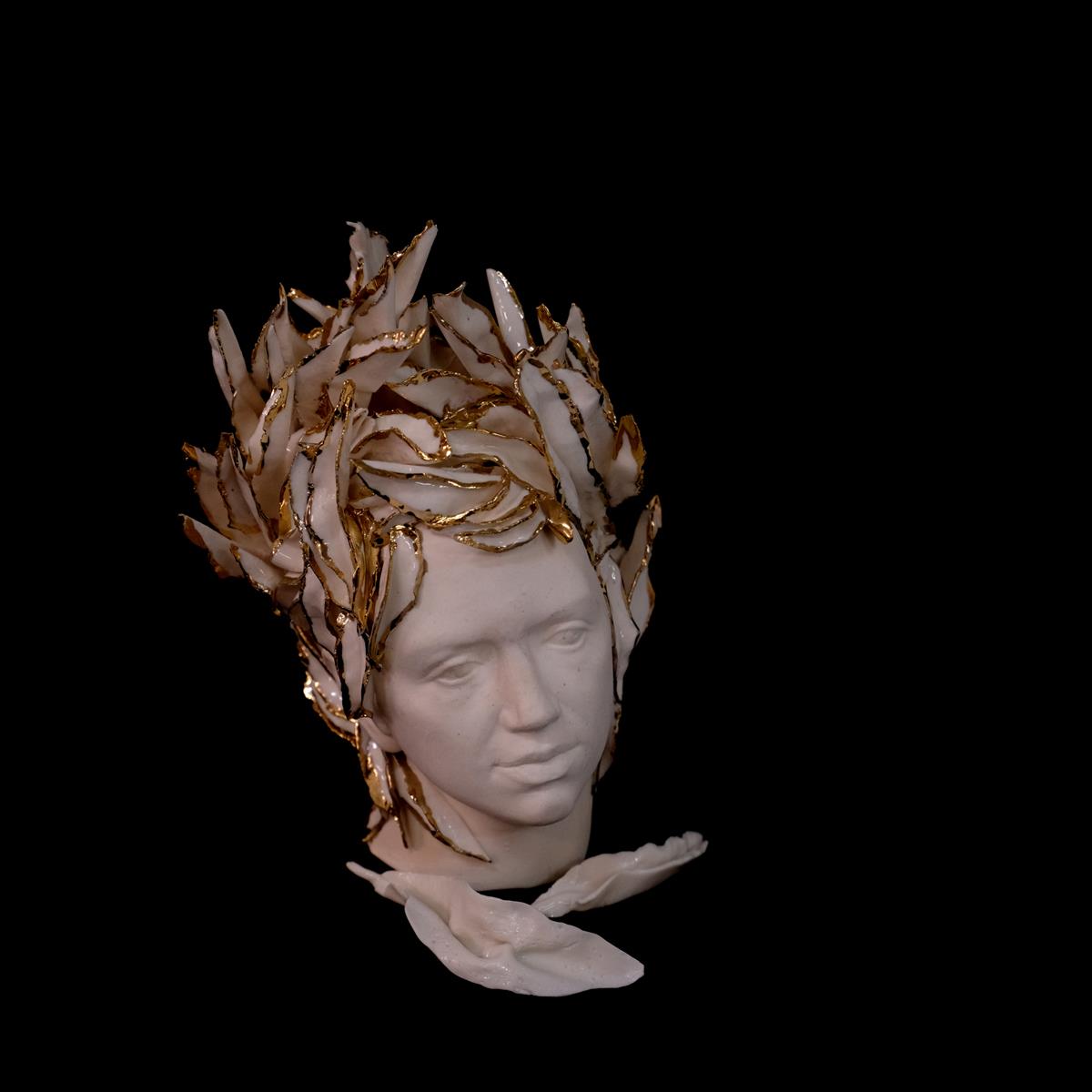 Kako sam prolistala?, 2022., porculan, glazura i zlato III paljenje, 120x110x150mm