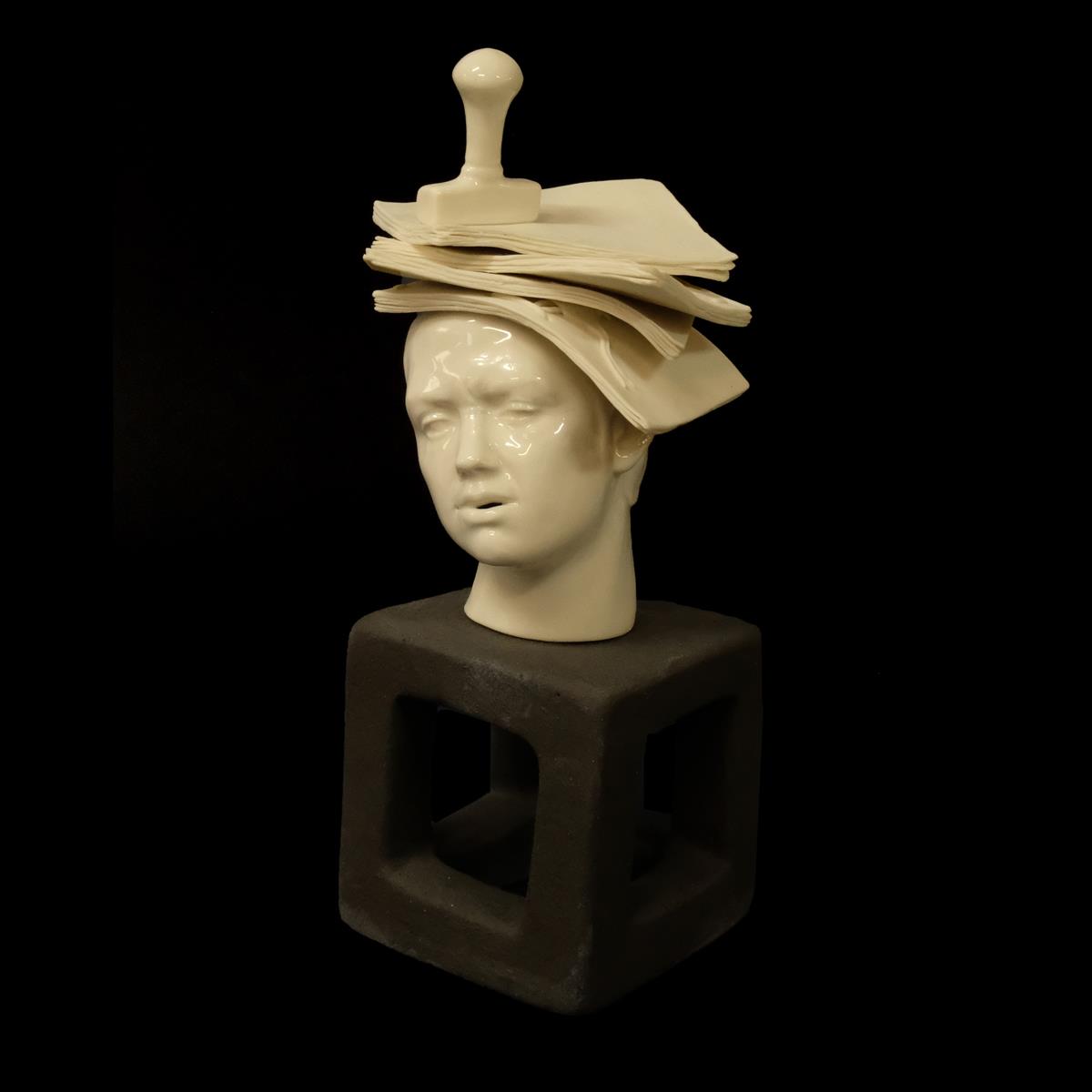 U raljama birokracije, 2022. porculan,glazura i crna kamenina,12x11x24,5cm