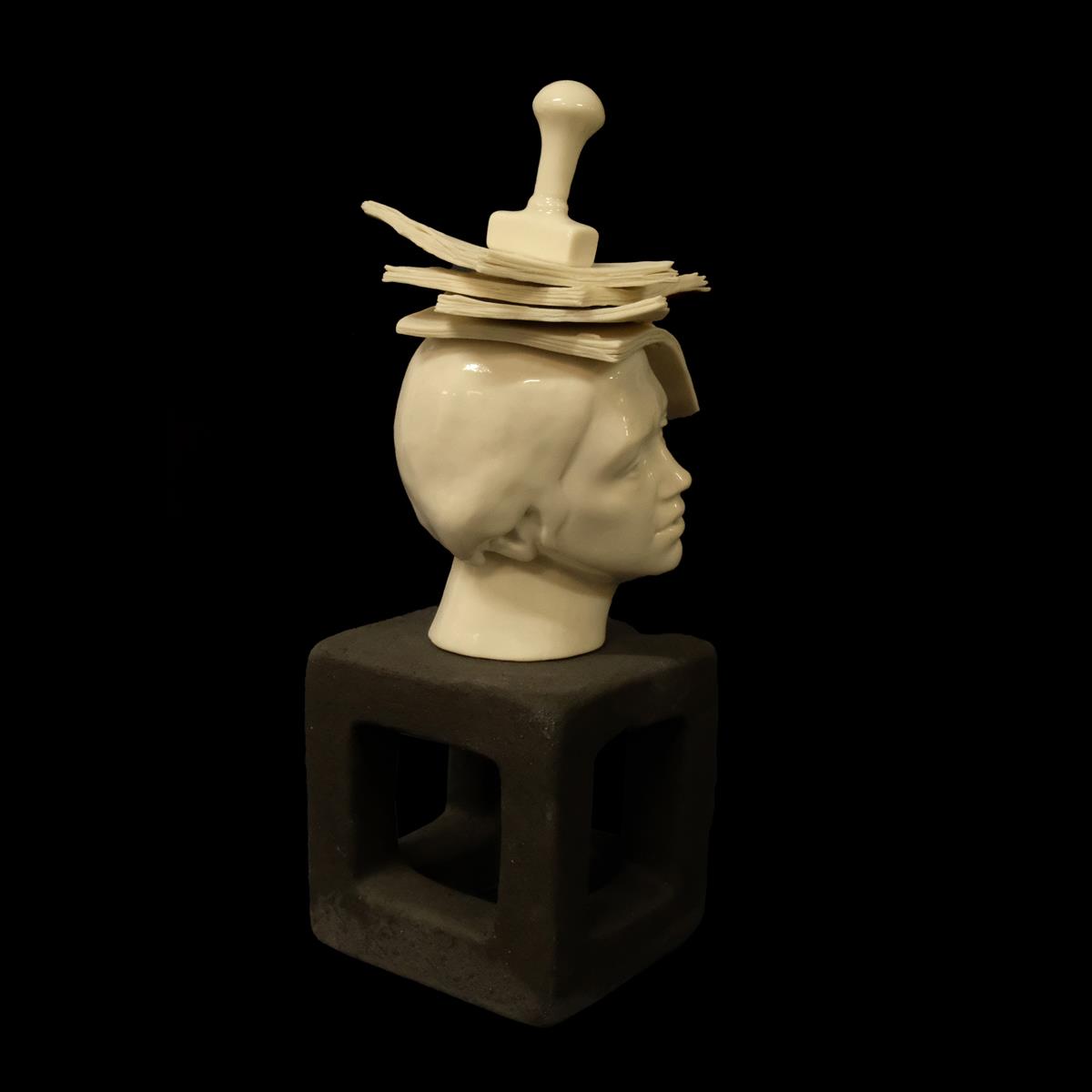 U raljama birokracije, 2022. porculan,glazura i crna kamenina,12x11x24,5cm