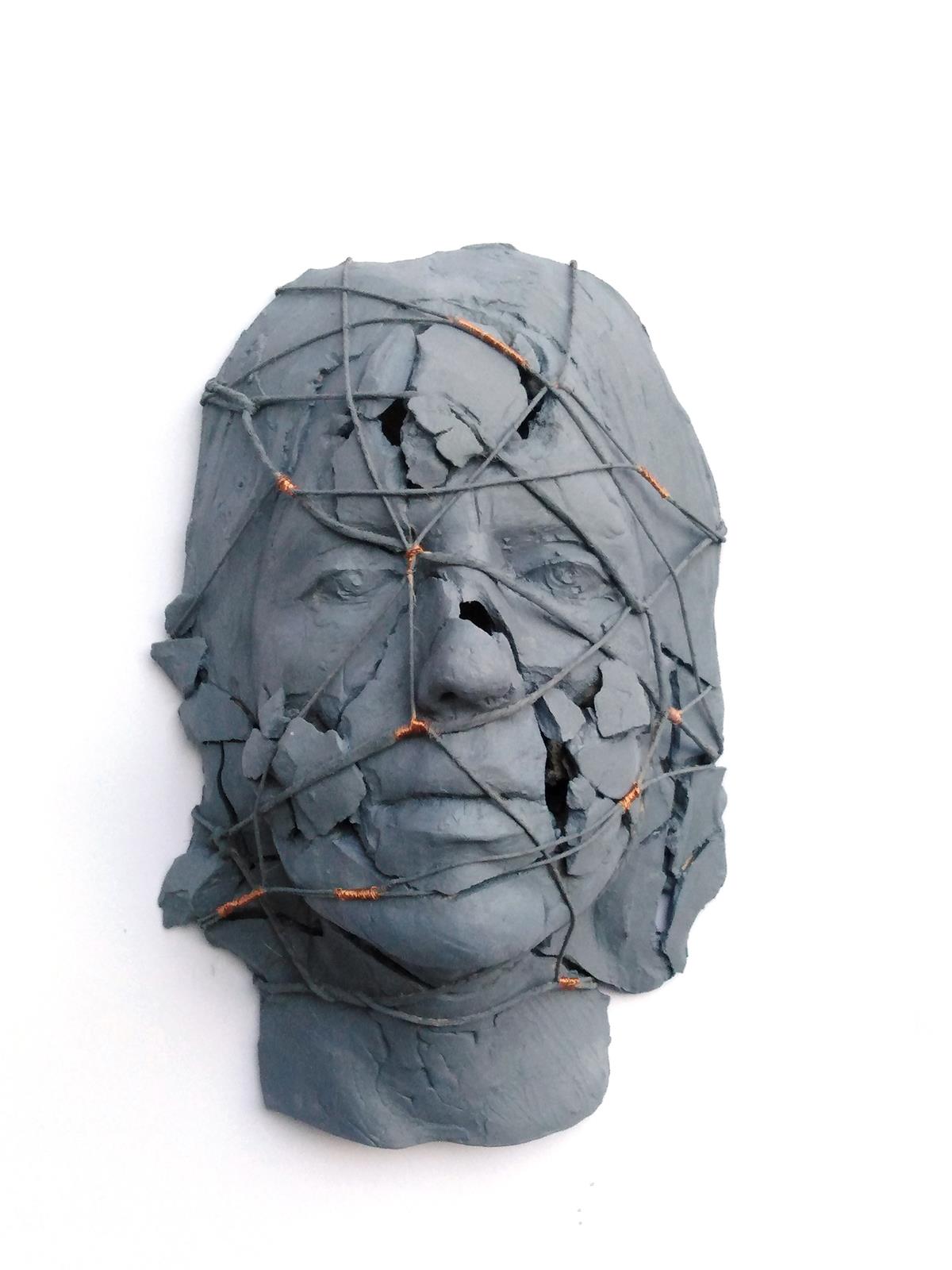 Picking up the pieces of myself, 27x18x13cm, terracotta, akril, špaga, žica, 2021.