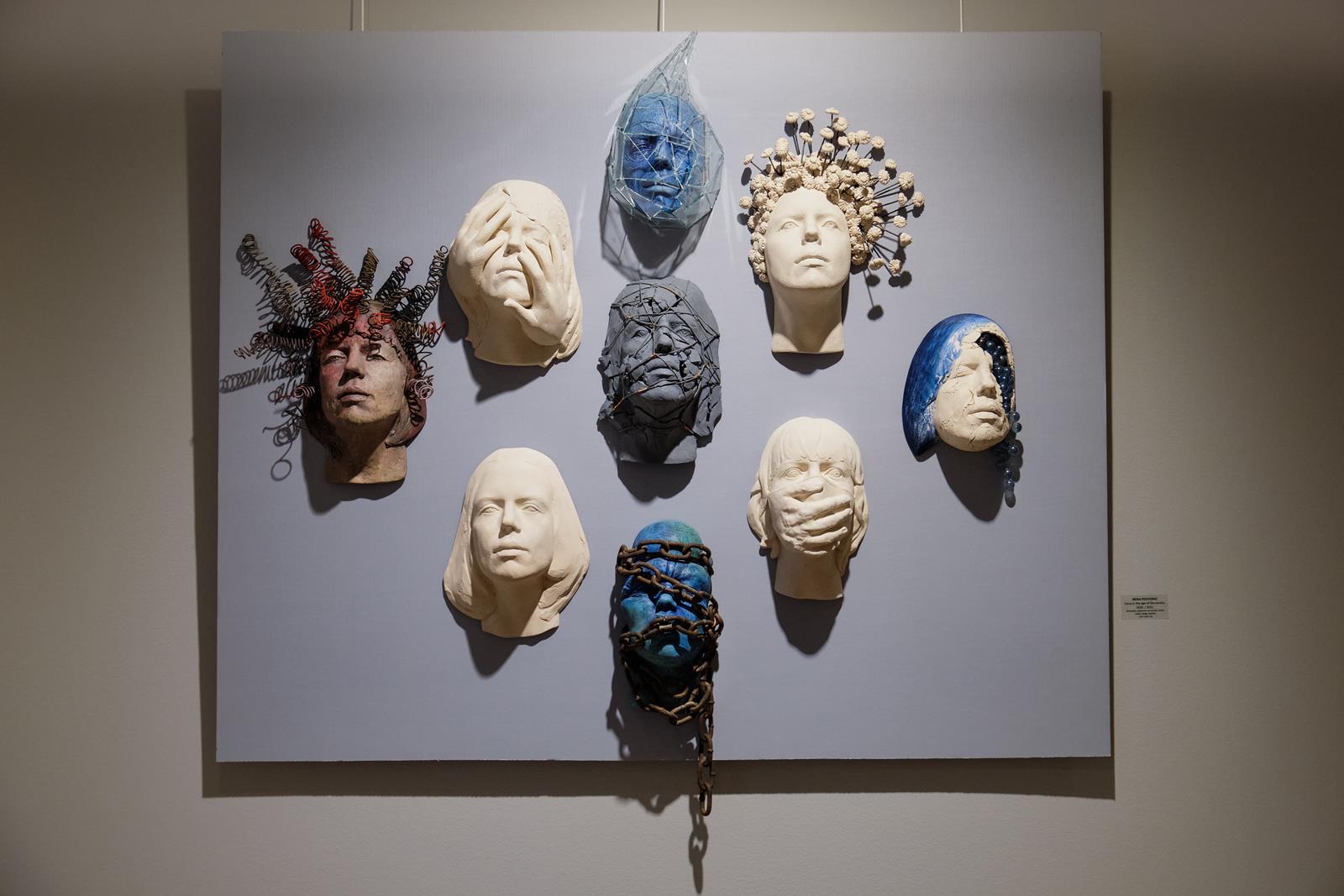 Irena in the age of the corona,100x100x16cm, kombinirana tehnika, 2021. postav Galerije Prica, Trijenale autoportreta