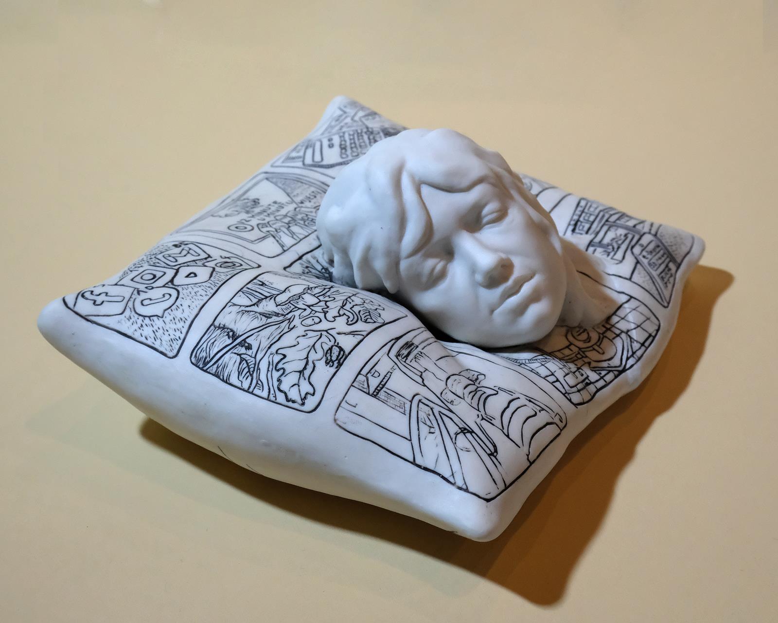 Nesanica, 2022. porculan i crna engoba, 21x18x9cm