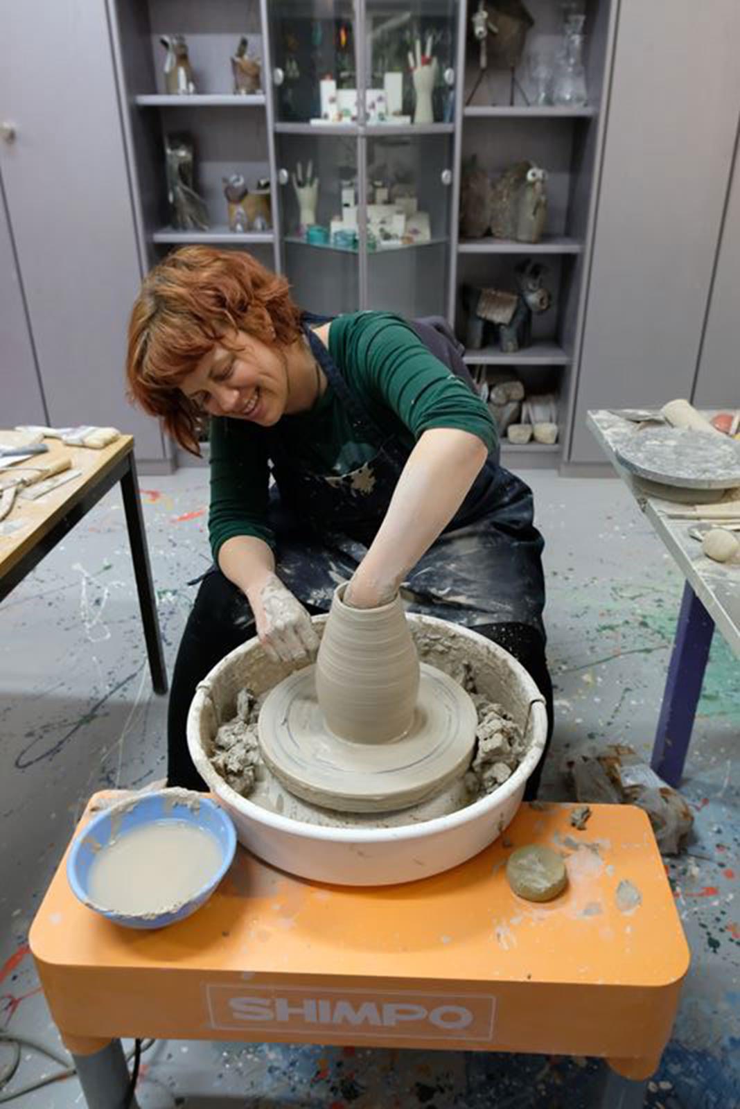 rad na lončarskom kolu u ateljeu 2021.