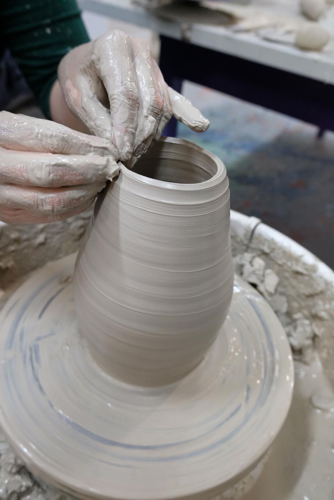 rad na lončarskom kolu u ateljeu 2021.