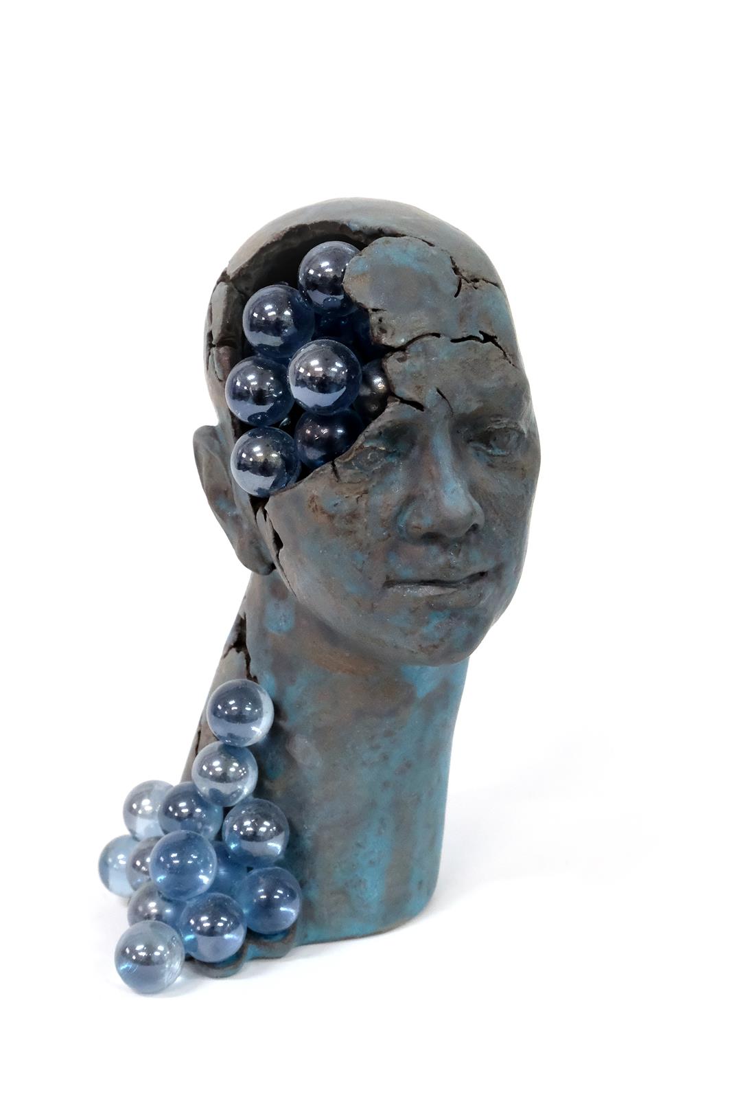 Losing my marbles, 2021. crna kamenina, glazura i špekule, 11x10x18cm