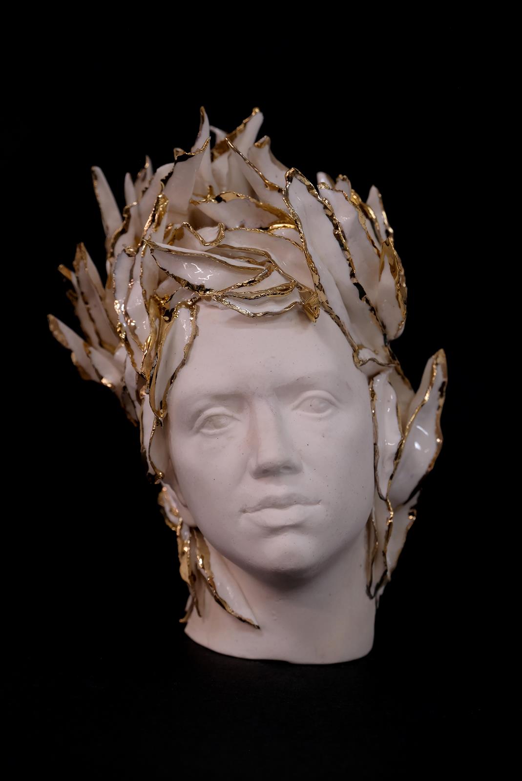 Kako sam prolistala, 2022., porculan, glazura, zlato, 12x11x14cm