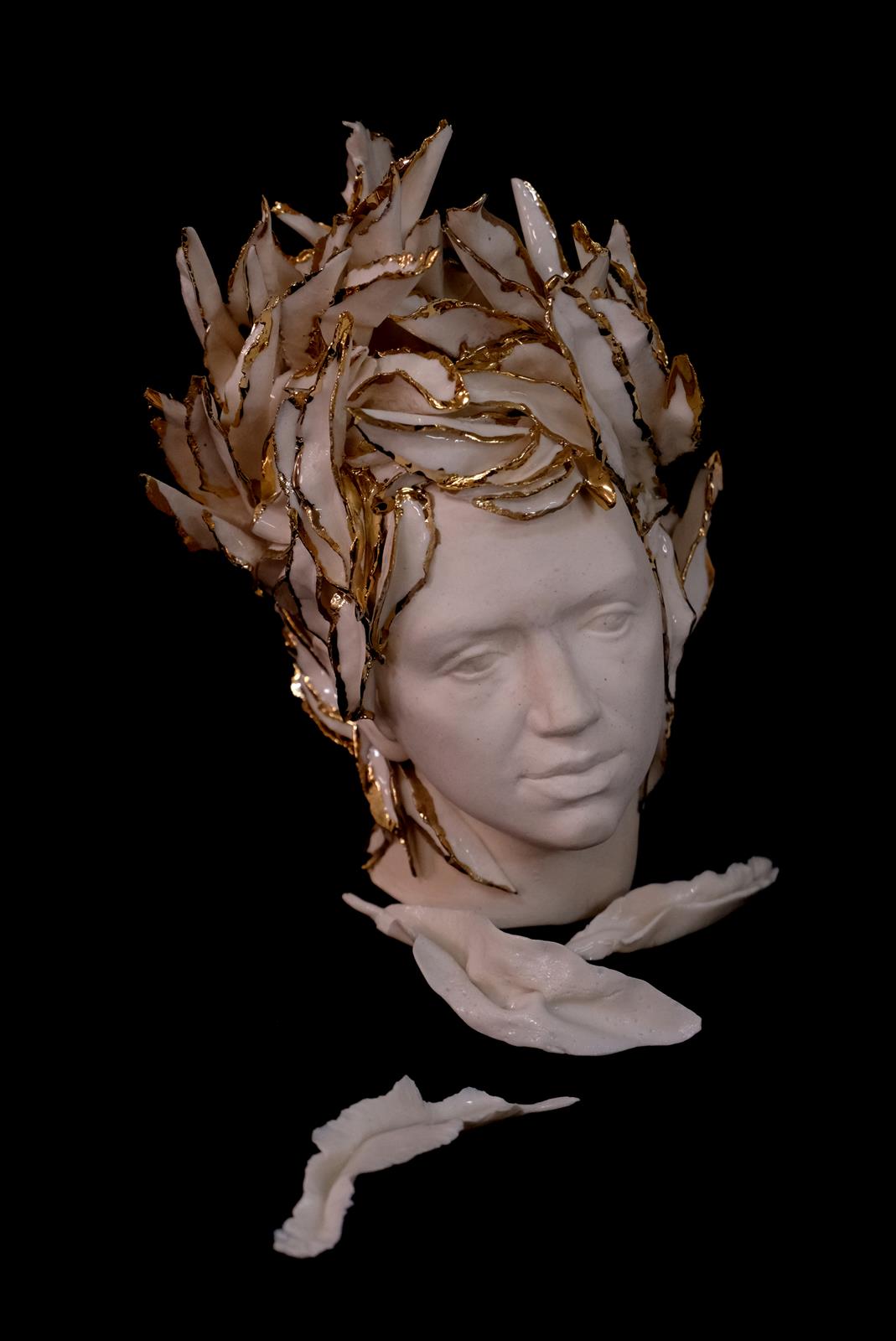 Kako sam prolistala, 2022., porculan, glazura, zlato, 12x11x14cm