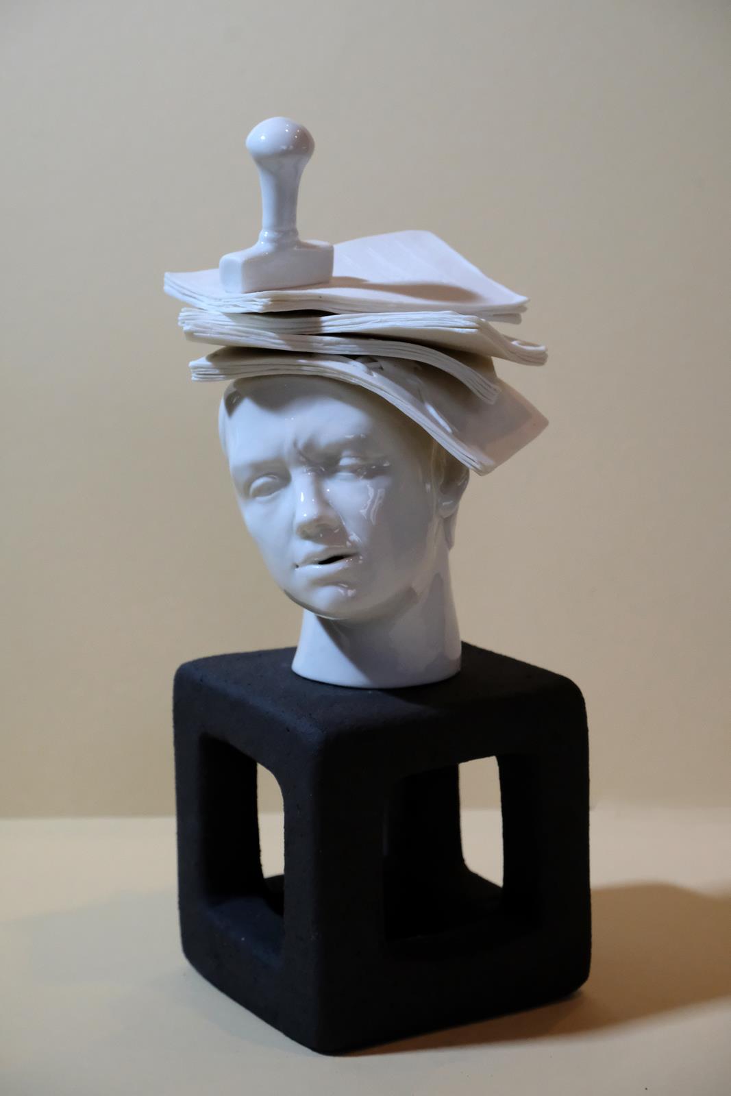 U raljama birokracije, 2022. porculan,glazura i crna kamenina,12x11x24,5cm