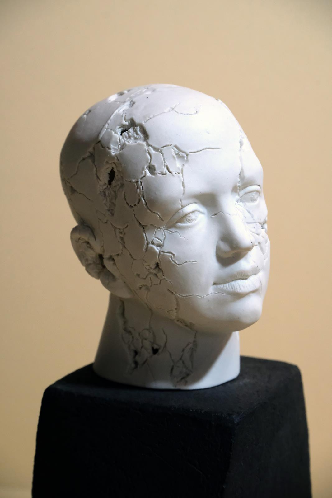 Puknuta, 2022. porculan i crna kamenina, 10x 8,5x23cm