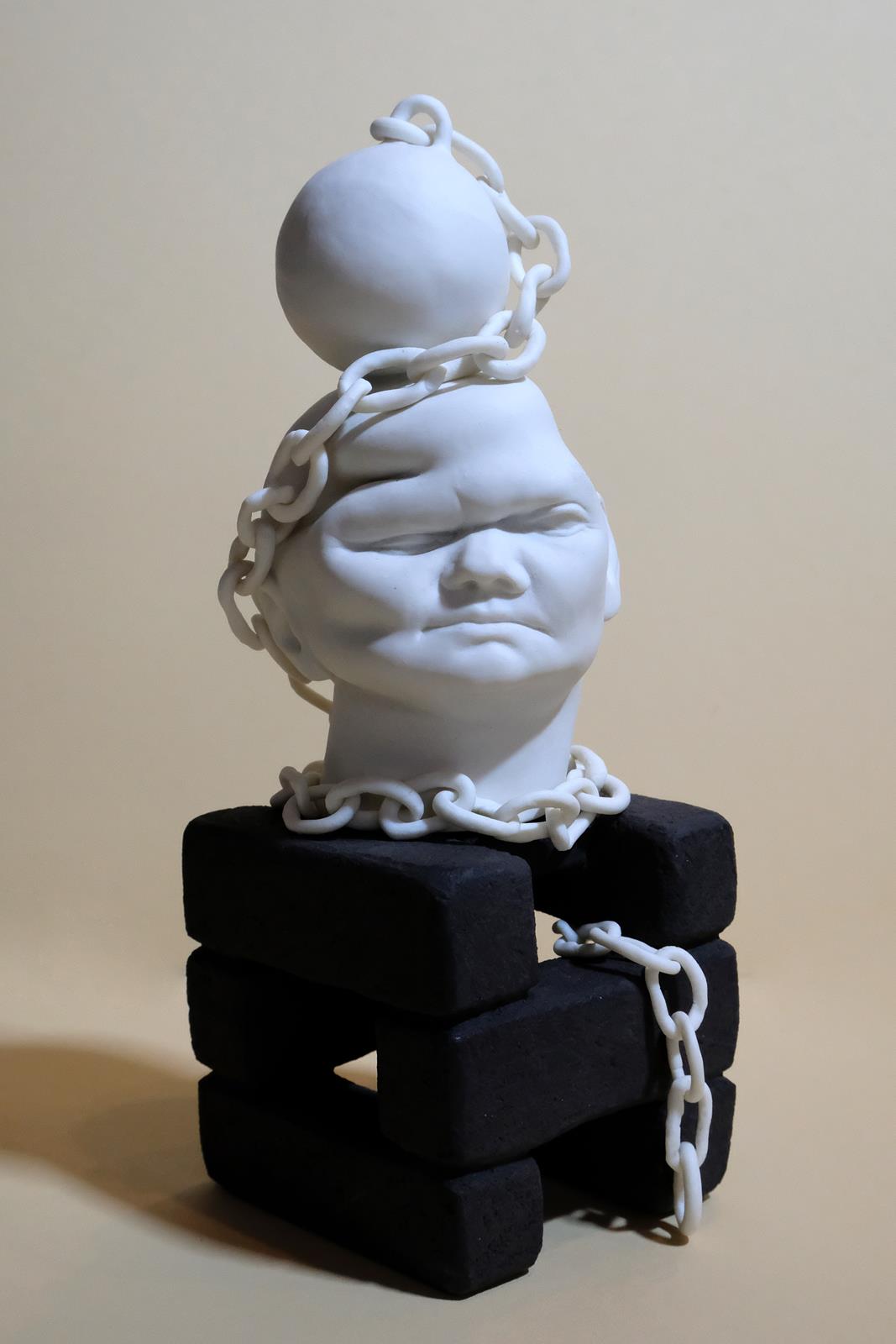 Pod pritiskom, 2022.porculan i crna kamenina,11x12x22,5cm